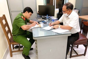 Former deputy of the HCMC Steering Committee on Historic Sites, Tat Thanh Cang at the Investigation Agency (Photo: SGGP)