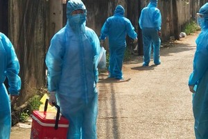 Healthcare workers are taking samples for Covid-19 testing in Thong Nhat District's Gia Tan 3 Commune in Dong Nai Province. (Photo: SGGP)