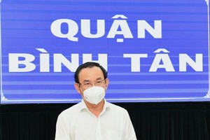 Secretary of the HCMC Party’s Committee Nguyen Van Nen has a working session on Covid-19 Prevention and Control work with Binh Tan District’s authority on July 3. (Photo: SGGP)