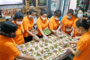 Members of the “An Binh An heart-to heart” charitable group in Phu Nhuan District’s Ward 8 has prepared nearly 1,000 meals to people in isolation areas, hospitals and low-income laborers. (Photo: SGGP)