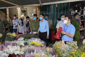 Thu Duc City's leaders inspect Covid-19 prevention works at  Thu Duc Agriculture Wholesale Market. (Photo: SGGP)