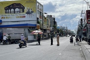 A Covid-19 control station on Hau Giang Street in the border between districts 6 and Binh Tan 