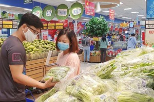 Residents are shopping at a supermarket. (Photo: SGGP)