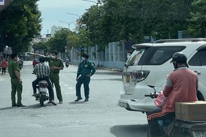 District 6 has put 10 Covid-19 checkpoints into operation placed in the border between the district 6 and neighboring districts of 5,8 and Binh Tan