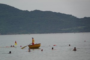 Da Nang City lifts restrictions on swimming at public beaches, starting at 4:30 a.m on July 10.  (Photo: SGGP)