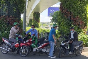Many app-based motorbike drivers cope with life's challenges during pandemic. (Photo: SGGP)