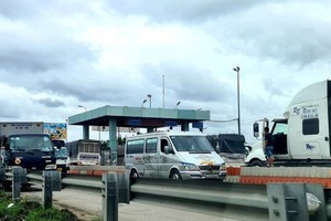 Hundreds of container trucks from HCMC to Mekong Delta region are snaking in a Covid-19 control station in Tien Giang Province on July 8. (Photo: SGGP)