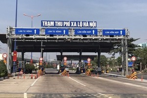 The Hanoi National Highway toll station suspends cash collection. (Photo: SGGP)
