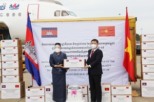 Vice Chairman of the municipal People’s Committee Duong Anh Duc and Prime Minister Samdech Hunsen, Royal Government and people of Cambodia attend the receiving ceremony at Tan So Nhat Airport. (Photo: SGGP)