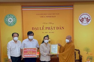 Chairwoman of the municipal People’s Council Nguyen Thi Le expressed her thanks to the Vietnam Buddhist Sangha (VBS). (Photo: SGGP)