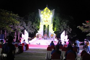 Representatives of Quang Tri Province’s authorities and young people lay wreaths and offer incenses to pay tribute to heroic martyrs at the Truong Son National Martyrs' Cemetery