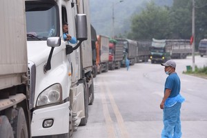 A long line of trucks queuing to go through Tan Thanh Border Gate in the northern province of Lang Son