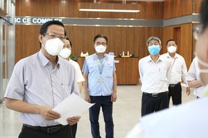 Standing Deputy Secretary of HCMC's Party Committee, Phan Van Mai (L) inspects the epidemic prevention and control at the Samsung Electronics CE Complex. (Photo: SGGP)