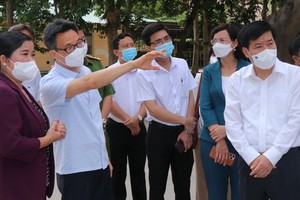 Deputy Prime Minister Vu Duc Dam (2, L) inspect sCovid-19 treatment at field hospital in Dong Phu District in the south-eastern province of Binh Phuoc. (Photo: SGGP)
