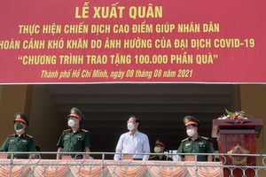 Standing Deputy Secretary of HCMC's Party Committee, Phan Van Mai  (C) and leaders of departments, the Mitary Region 7 and the HCMC High Command at the launching ceremony (Photo: SGGP)