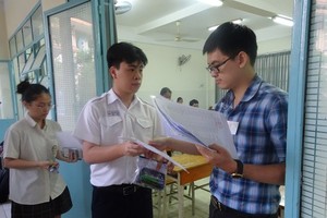 Students attend the 10th grade entrance exam for the 2021-2022 school year in HCMC. (Photo: SGGP)