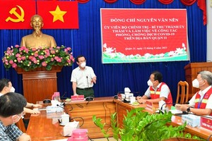 Secretary of the HCMC People’s Committee Nguyen Van Nen speaks at the working session with District 11's authorities. (Photo: SGGP)