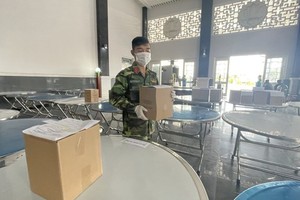 The Special Missions Unit receives ashes of Covid-19 victims from the Binh Hung Hoa Cremation Center and brings them to the City’s Funeral House. (Photo: SGGP)