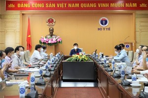 Minister of Health Nguyen Thanh Long chairs the meeting. 