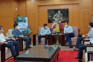 Deputy head of the Central Propaganda and Education Commission Le Hai Binh (R) visits the Sai Gon Giai Phong Newspaper. (Photo: SGGP)