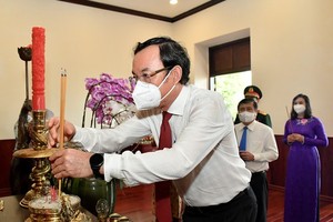 HCMC’s leaders offer flowers at Ho Chi Minh Statue Park in front of the City Hall in Nguyen Hue walking street. (Photo: SGGP)