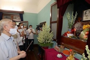 Party General Secretary Nguyen Phu Trong offers incense in tribute to President Ho Chi Minh at House 67 (Photo: VNA)