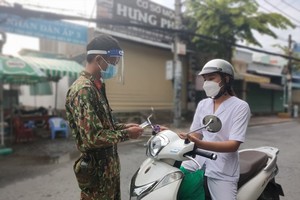 Deputy head of the HCMC Steering Committee for Covid-19 Prevention and Control Pham Duc Hai speaks at the conference on September 5. (Photo: SGGP)
