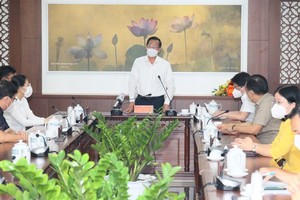 Chairman of the People’s Committee of HCMC Phan Van Mai chairs a working session with the authorities of Phu Nhuan and Binh Thanh districts. (Photo: SGGP)