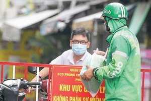 The Department of Trade and Industry of HCMC has proposed the municipal People’s Committee to allow shippers and employees of supermarkets proposed to operate until 9 pm. (Photo: SGGP)