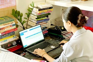 A worker of the HCMC Social Security Office is working from home. (Photo: SGGP)