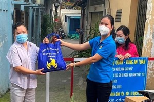 Chairman of the Vietnam General Confederation of Labor (VGCL) Nguyen Dinh Khang chairs a conference on September 14. (Photo: SGGP)