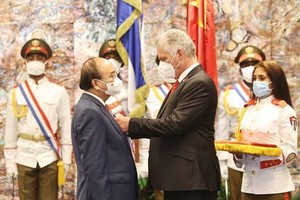 Cuban President Miguel Díaz-Canel Bermúdez presents President Nguyen Xuan Phuc with the José Martí Order in recognition of the Vietnamese leader’s contributions to the enhancement of the historical friendship, solidarity and cooperation between Cuba and V