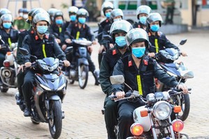 The HCMC Department of Public Security launches a campaign to crack down on criminals to maintain social order after some restrictions have been slightly eased in the city. (Photo: SGGP)