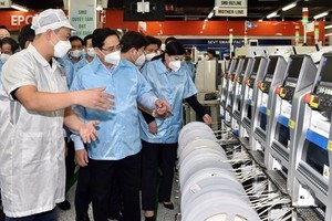 Prime Minister Pham Minh Chinh (second from left) visits the factory of the Samsung Electronics Vietnam Co. Ltd in Thai Nguyen province. (Photo: VNA)