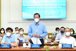 Chairman of the HCMC People’s Committee Phan Van Mai speaks at the meeting. (Photo: SGGP)