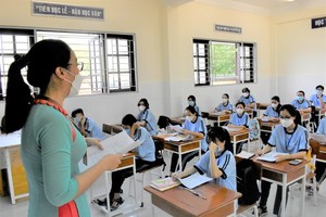 Teacher and twelfth grade students of Thanh An High School in the fisrt day of school reopening