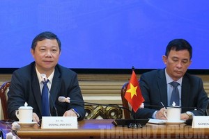 Vice Chairman of the HCMC People’s Committee Duong Anh Duc (L) and Vice Chairman of the People’s Committee of Thu Duc City Nguyen Ky Phung at the virtual meeting