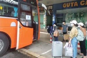 Passengers in the Eastern Bus Station  in HCMC (Photo: SGGP)