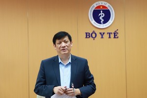  Minister of Health Nguyen Thanh Long  speaks at the conference.