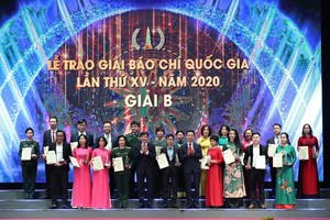 State President Nguyen Xuan Phuc (R) and  Politburo member Vo Van Thuong, Permanent member of the Party Central Committee's Secretariat present award to the Nhan Dan (People) Newspaper. 