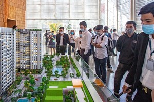 Buyers and investors learn about a new housing project. (Photo: SGGP)