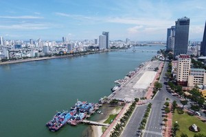 Deputy Director of the Tourism Department of Da Nang City, Nguyen Xuan Binh speaks at the meeting.