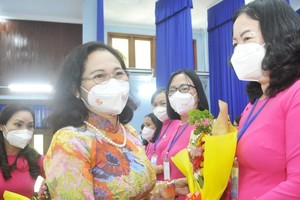 hairwoman of the HCMC People’s Council Nguyen Thi Le congratulates the Excutive Board of the Cu Chi District's Women Union for the 2021-2026 term. (Photo: SGGP)