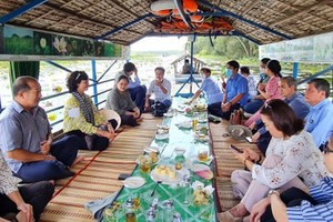 ​Leaders and officials of HCMC and Dong Thap Province visit Tram Chim Nature Reserve. (Photo: SGGP)