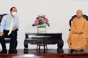 Vice Secretary of the Party Committee Nguyen Ho Hai (L)  visits the Office of the Vietnam Buddhist Sangha at the Quang Duc Zen Monastery in HCMC. (Photo: SGGP)