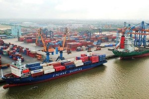 Vietnam is working to develop a modern seaport system with high-quality services meeting socio-economic development demand (Photo: VNA)