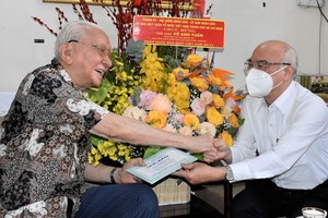 Head of the Propaganda and Education Board of the City Party Committee Phan Nguyen Nhu Khue (R) viists teacher Vo Anh Tuan. (Photo: SGGP)