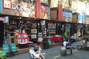Children read award-winning books at the National Book Awards 2021 on display at HCM City Book Pedestrian Street in District 1. (Photo courtesy of the organisers)