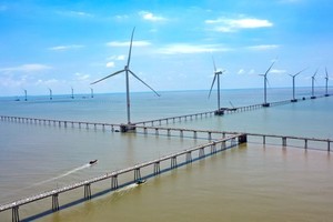 Vietnam's consideration of raising the capacity of offshore wind power in the draft National Power Development Plan for the period 2021-2030 is applauded by wind power community. (Photo: SGGP)