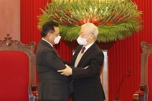 Party General Secretary Nguyen Phu Trong (R) and Chairman of the Lao National Assembly Xaysomphone Phomvihane at their meeting in Hanoi on December 7 (Photo: VNA)